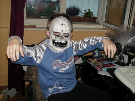 UN PETIT SQUELETTE ES VENU E VOIR DEJA LOL!!!!!!!!!!